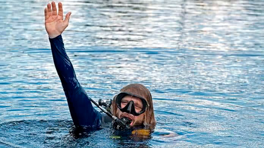 Científico de EU emerge a la superficie tras batir récord mundial bajo el agua: 73 días