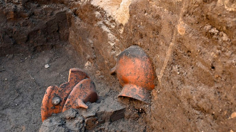 Descubren una tumba infantil prehispánica y un canal virreinal en Tlatelolco
