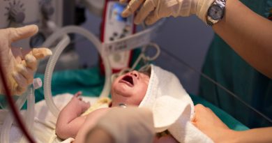 Frotar con fluido vaginal de la madre a bebés nacidos por cesárea mejora su neurodesarrollo
