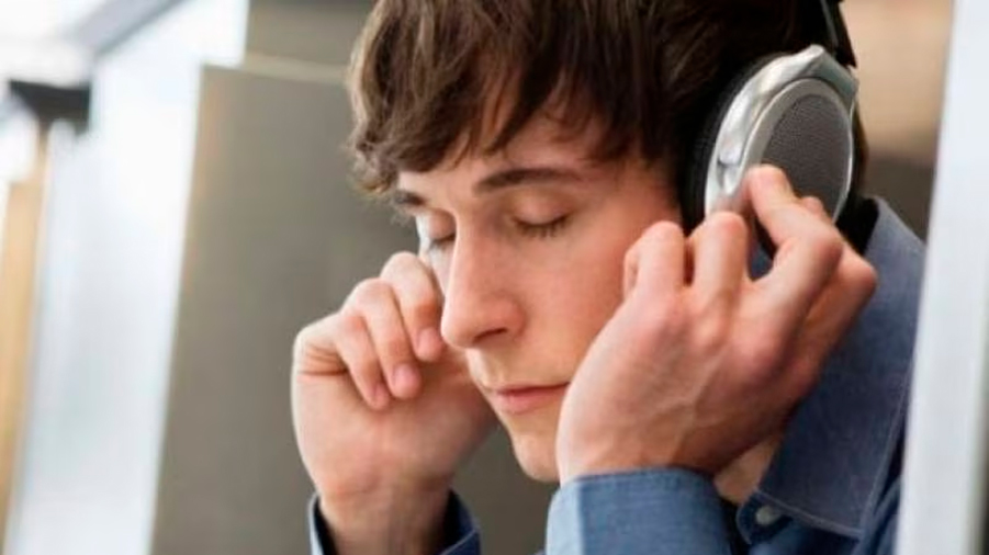 Según la ciencia, esta es la razón del por qué se escucha música melancólica cuando se está triste
