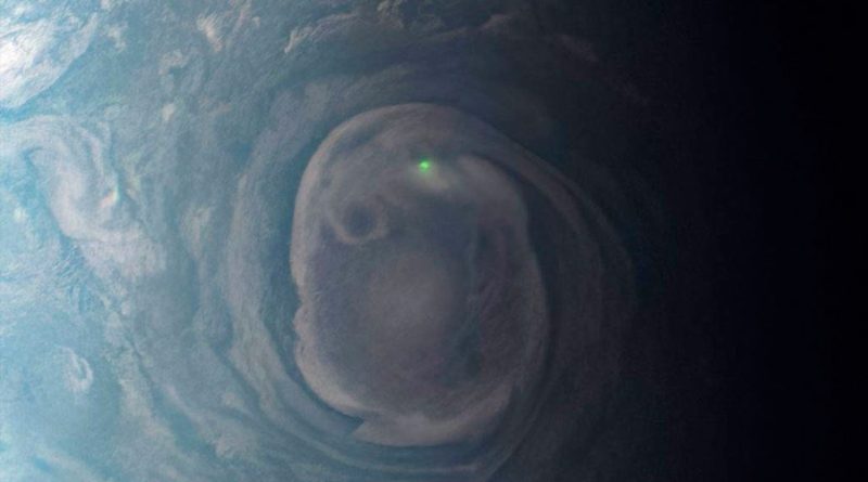 La nave espacial Juno busca atrapar rayos en directo en Júpiter