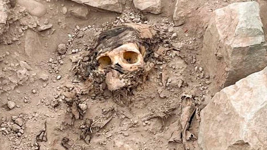 El hallazgo en Perú de una momia en medio de un monumental basurero