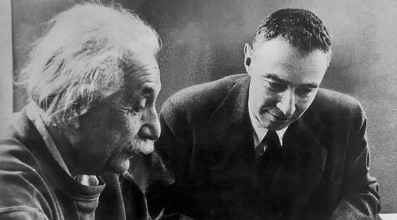 Oppenheimer y Einstein: la complicada relación entre el 'padre' de la bomba atómica y el nobel de Física