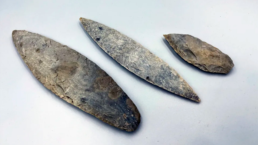 Arqueólogos descubren una ofrenda de 16 cuchillos prehispánicos en el sur de México