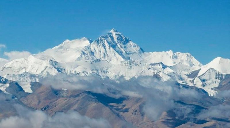 El Everest acumula más de nueve metros de nieve en su cima