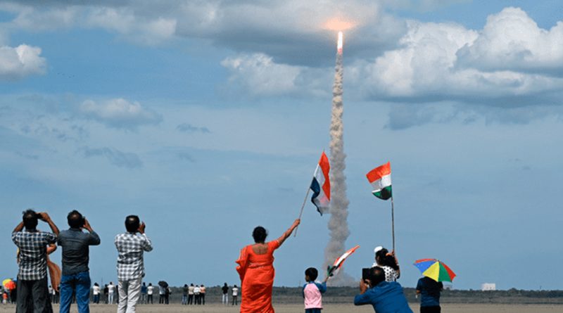 India lanza con éxito su segundo intento de llegar a la Luna