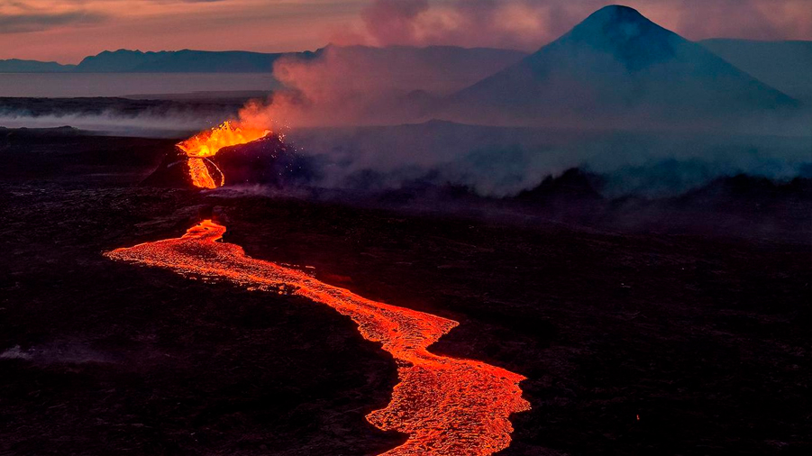 Islandia: cómo se formó el 'volcán bebé' más nuevo de la Tierra que fascina a geólogos