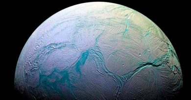 El fascinante descubrimiento de chorro de vapor de agua que expulsa una luna de Saturno