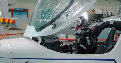 PIBOT es el primer robot humanoide capaz de pilotar un avión mediante IA: ¿Te subirías?