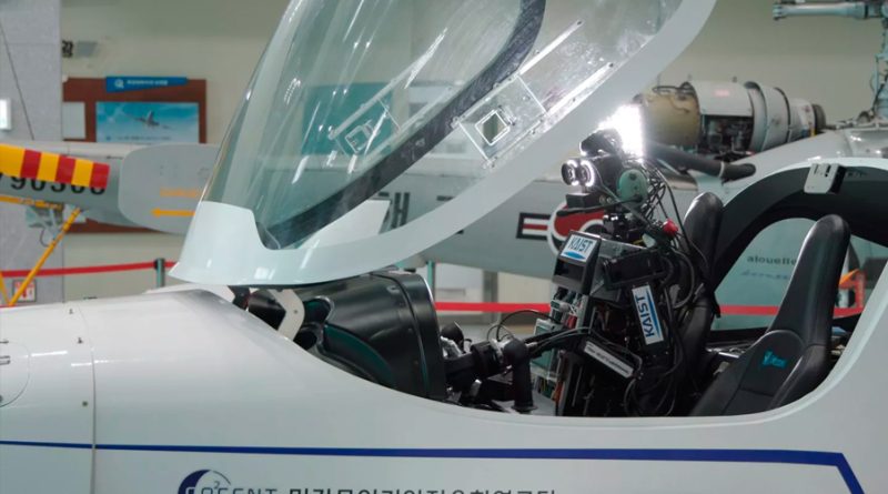 PIBOT es el primer robot humanoide capaz de pilotar un avión mediante IA: ¿Te subirías?