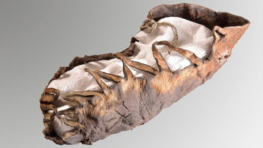 Descubren en una mina de sal el zapato de un niño que vivió hace dos mil años