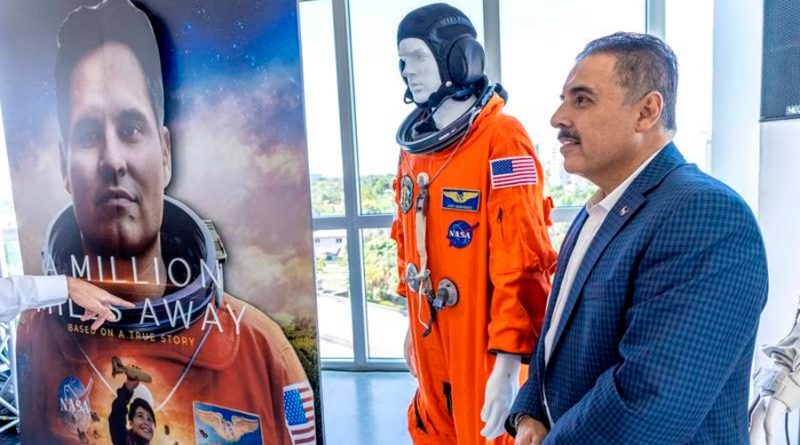 El astronauta mexicano, José Hernández, alienta a jóvenes en Miami a perseguir sus sueños