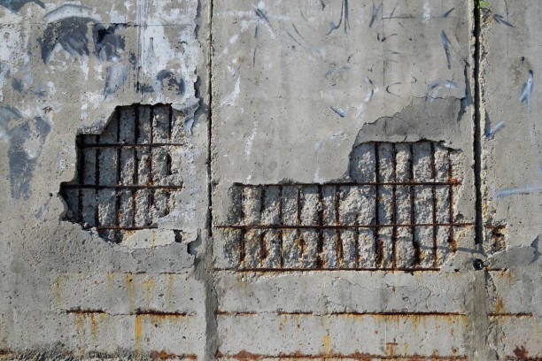 Figura 3. Muro deteriorado sin cubierta de concreto en donde se observa el acero expuestos a corrosión atmosférica. https://www.istockphoto.com/es/foto/destruyendo-el-muro-de-hormig%C3%B3n-armado-ca%C3%ADda-de-yeso-gm1017692268-273651218