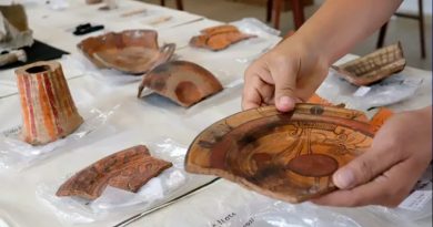 Investigadores descubren entierros, piezas y un petrograbado de hace 600 años en el centro de México