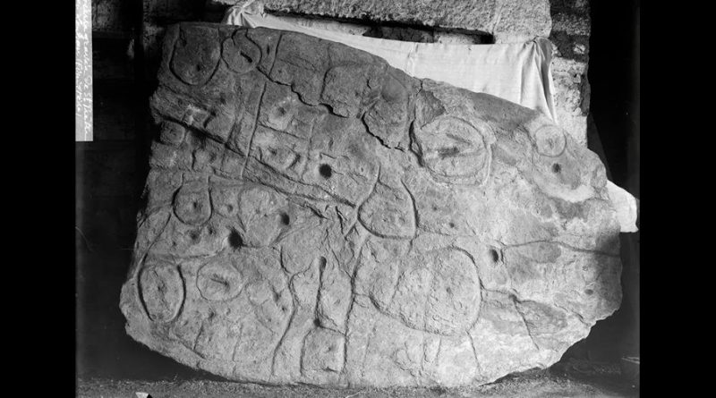Arqueólogos descubren que el extraño grabado sobre una roca es un gigante 'mapa de tesoros'