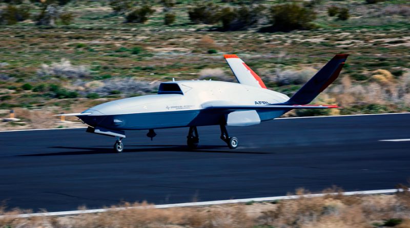 El avión autónomo XQ-67A realiza su primer vuelo