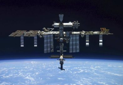 Cosmonautas rusos salen de la EEI para abrir radar del módulo Naika