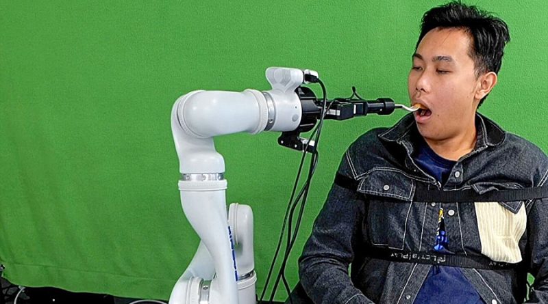 Un sistema robótico alimenta a personas con graves limitaciones de movilidad