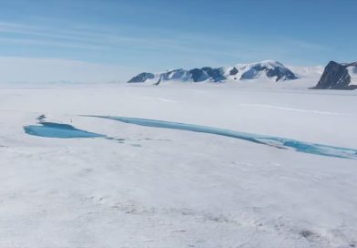 Se observa cómo el deshielo fractura masas de hielo en la Antártida