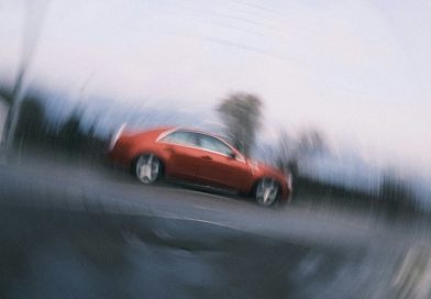 La ciencia lo confirma: nos mareamos más en los coches eléctricos porque nuestro cerebro se ha acostumbrado a los de gasolina