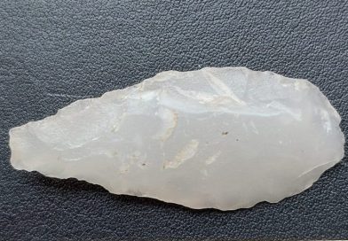 Encuentran en Suecia una impresionante punta de flecha hecha de cuarcita blanca