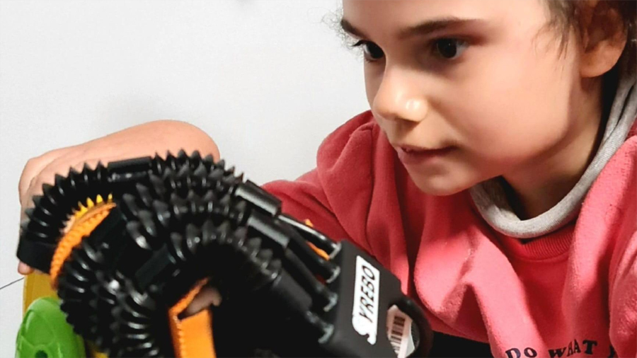 Tecnología para la felicidad en Cádiz: un guante robótico para cambiarle la vida a una niña con síndrome de Rett