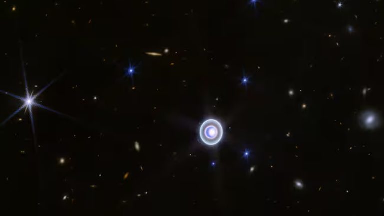 ¿Qué se sabe de nueva luna descubierta en Urano con el telescopio Webb ...