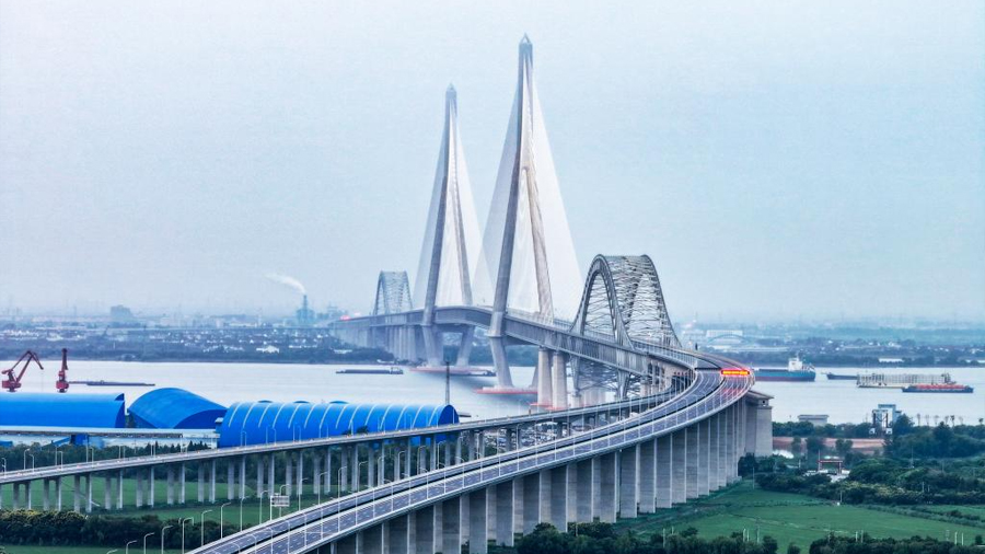 China estrena el puente más grande del mundo que combina línea ferroviaria y carretera