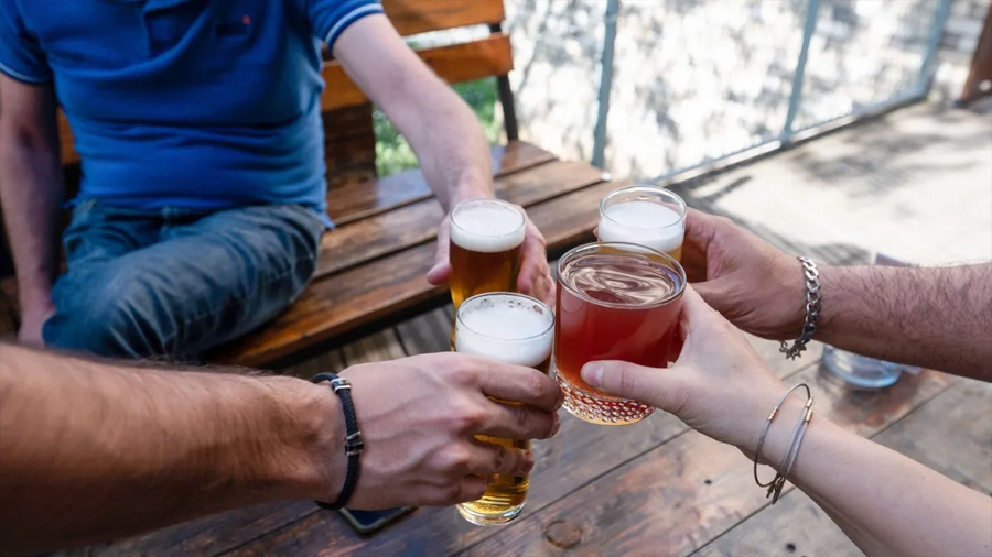 Qué le pasa a tu cuerpo si reduces un poco el alcohol, según la ciencia