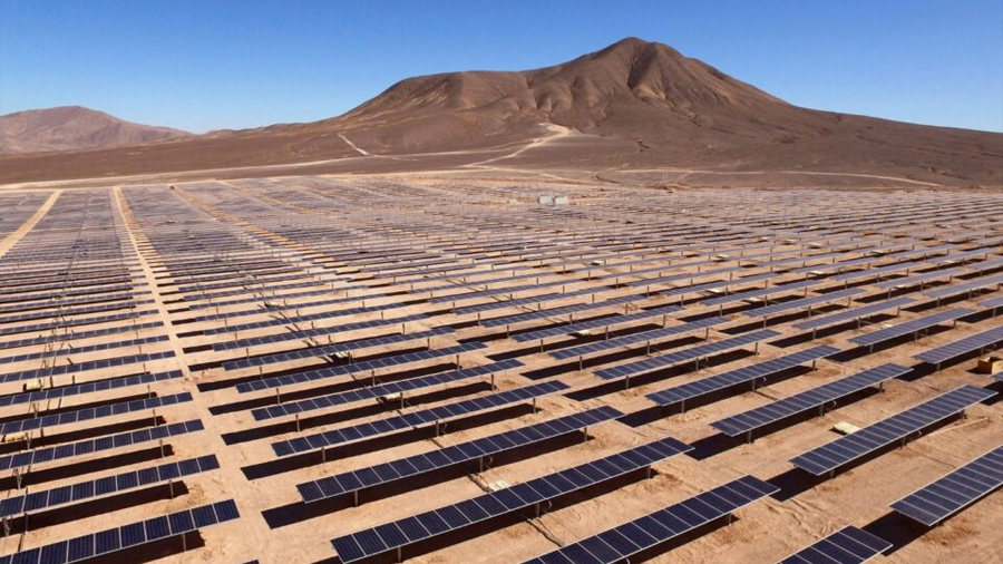 Un hallazgo español podría revolucionar la energía solar: las ‘nanoagujas ultranegras’ que absorben casi toda la luz