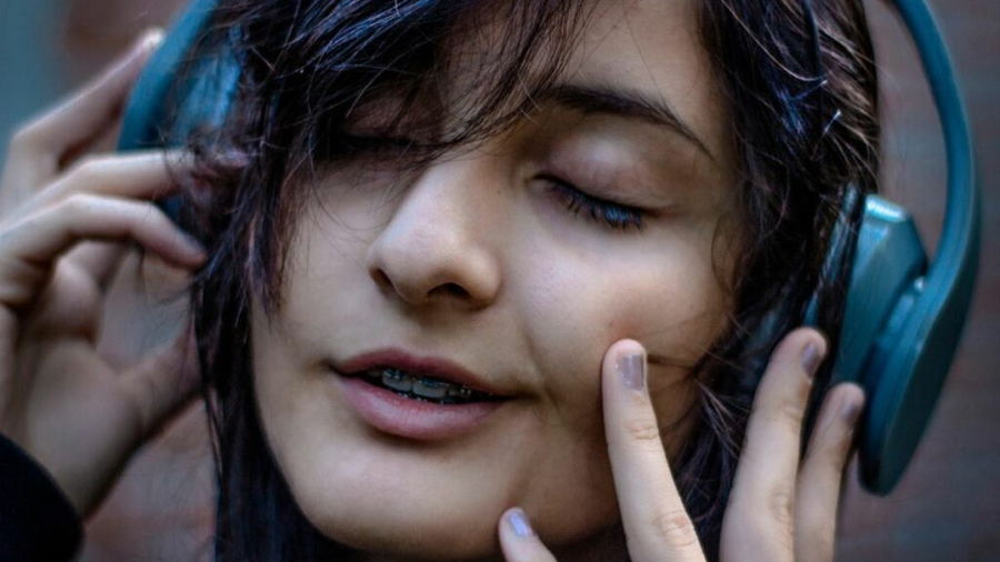 ¿Por qué nunca olvidamos las canciones de la adolescencia? La ciencia revela la razón