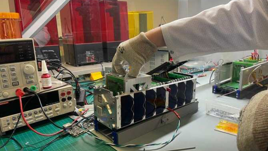 Un satélite dotado de inteligencia artificial controla por sí mismo su órbita