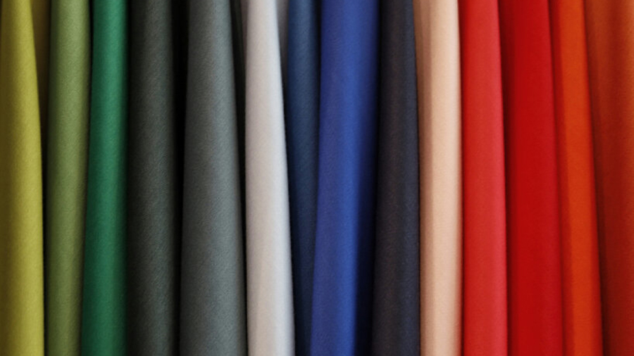 Investigadores surcoreanos crean textiles sostenibles teñidos con bacterias en todos los colores del arcoíris, más resistentes que los tintes sintéticos