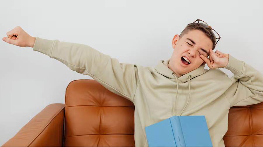 ¿Por qué bostezamos y nos estiramos al despertar? Esto dice la ciencia