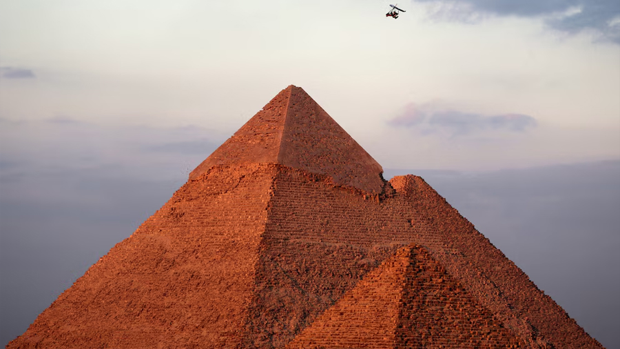 Descubren una misteriosa anomalía enterrada cerca de las pirámides de Giza, en Egipto