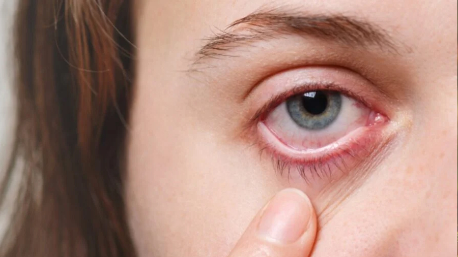 No, leer con poca luz no te deja ciego: mitos sobre la vista que la ciencia desmonta