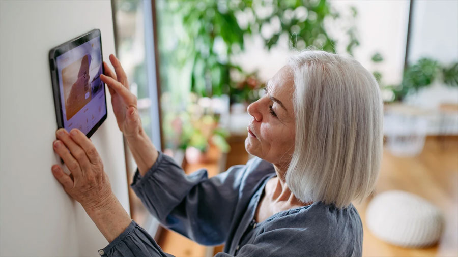 Urinarios inteligentes y chatbots contra el alzheimer, la tecnología que se alía con las personas mayores