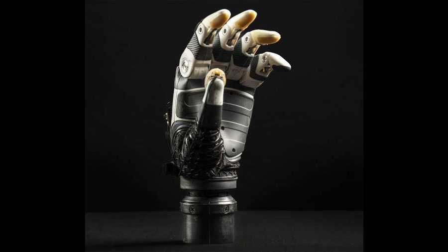 Mano biónica provista de inteligencia artificial