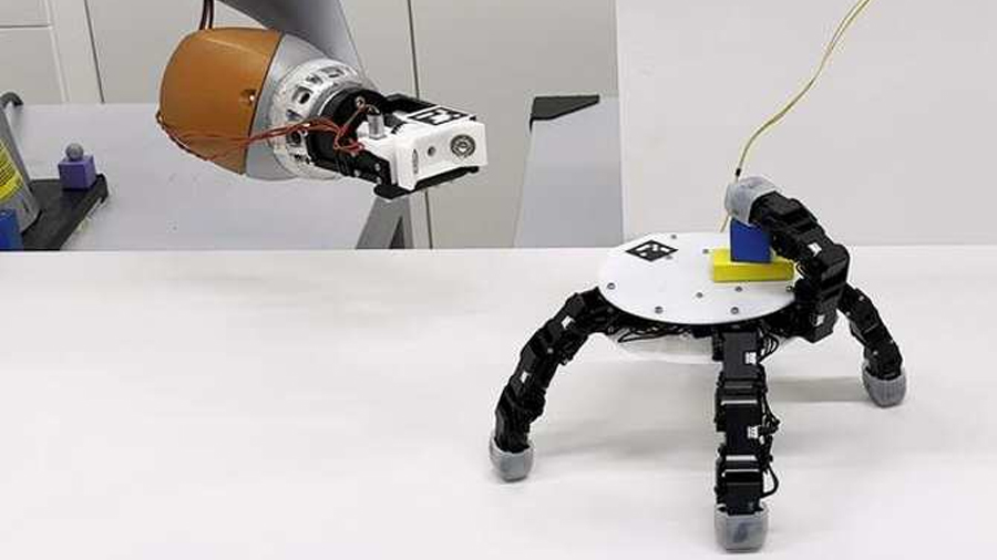 Mano robótica que puede desacoplarse de su brazo y andar por sus propios medios