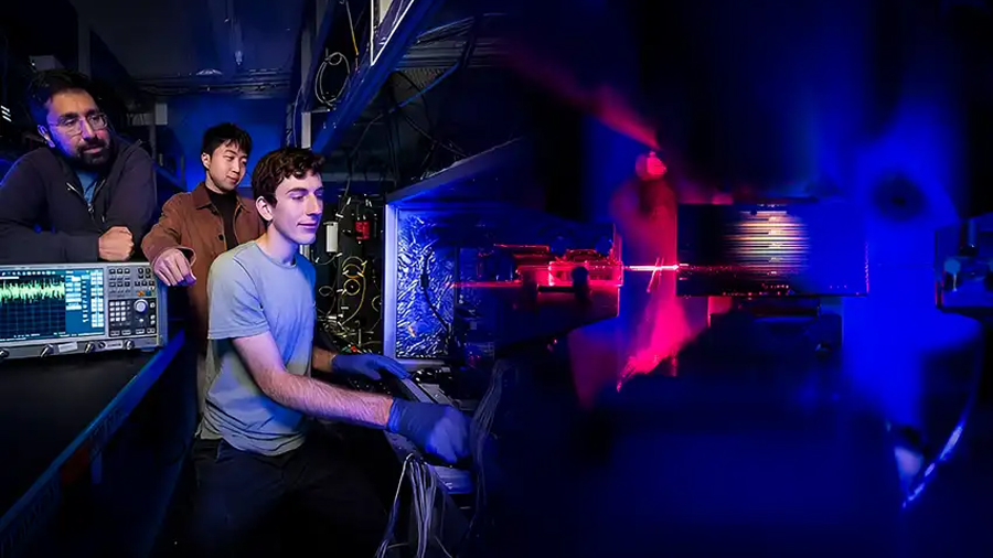 Físicos crean un micro dispositivo del tamaño de un chip que multiplica la intensidad de la luz hasta por 100 veces