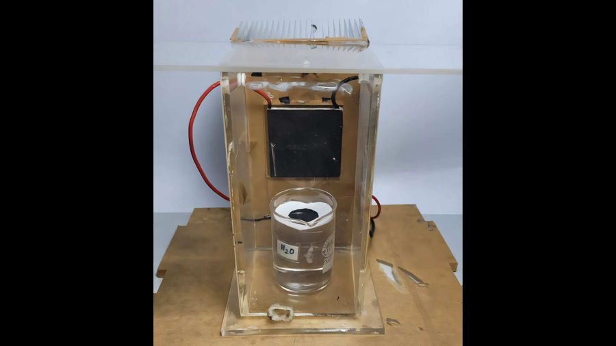 Investigadores diseñan nuevo dispositivo solar que destila agua de mar sin acumulación de sal generando hasta 18 litros al día, ideal para comunidades sin acceso a la red eléctrica