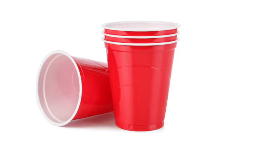 Una estudiante universitaria recoge los vasos desechables de las fiestas y crea una maravilla libre de microplásticos