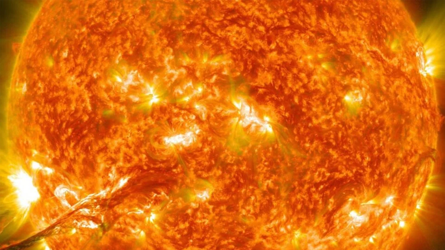 Crean una molécula que captura la energía del sol y la libera horas después como calor. El hallazgo podría cambiar el almacenamiento de energía renovable