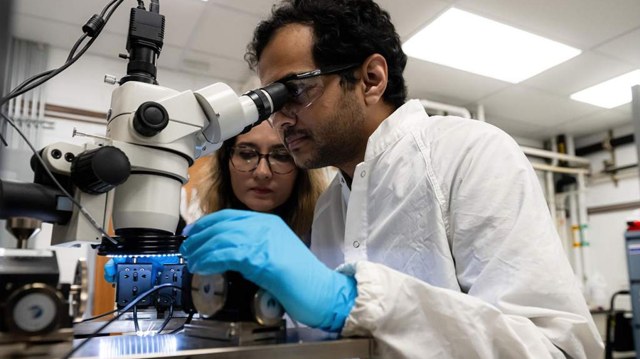 Investigadores de Penn State crean sensores hasta 20 veces más sensibles que detectan contaminantes y señales del cuerpo incluso en líquidos