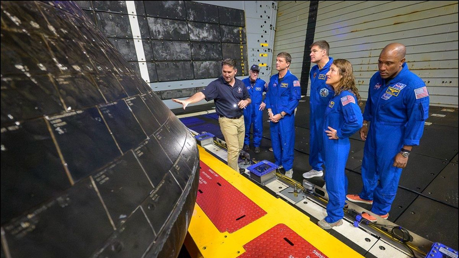 Regresa a la Tierra la misión Artemis II tras histórico viaje alrededor de la Luna