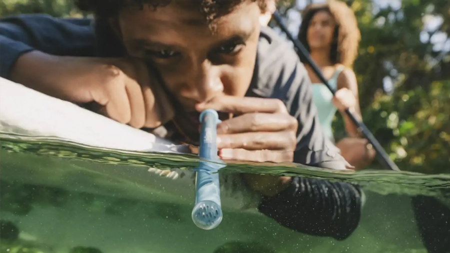 Adiós al agua embotellada: esta pajita convierte la convierte en potable con cada sorbo y es ideal para llevar de excursión
