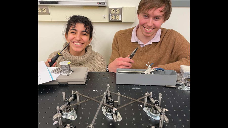 Investigadores de St. Olaf desarrollan un ordenador mecánico con resortes y barras que realiza cálculos sin electricidad