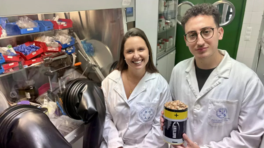 Investigadores de la Universidad de Córdoba crean una batería con cáscaras de pistacho: ‘Tiene una vida de hasta 1.000 usos de carga y descarga’