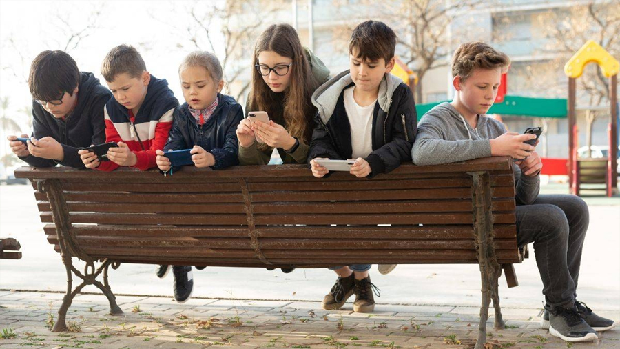 Adictos al móvil antes de los 12 años: la generación atrapada por la tecnología