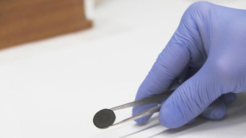 Investigadores españoles del CSIC crean un material cerámico impreso en 3D que podría sustituir a los semiconductores de los chips